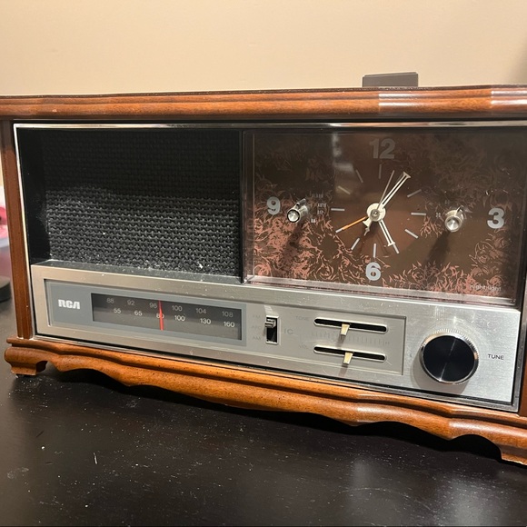 Vintage 1970 RCA AM FM Radio Alarm Clock Model RWS 494F Fruit Wood Finish - Picture 7 of 7